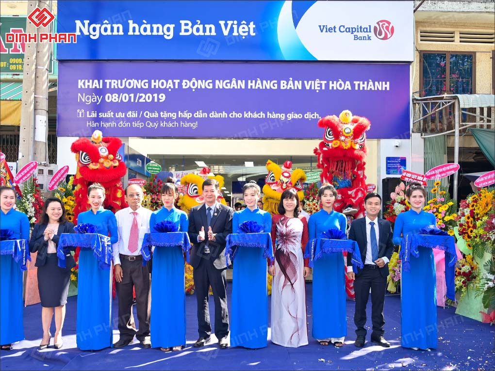 bảng hiệu ngân hàng Bản Việt