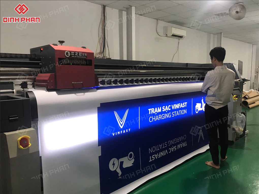 In UV bạt không gân trạm sạc VinFast