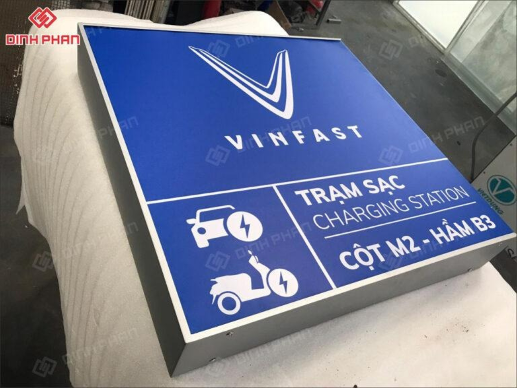 in UV bảng hiệu trạm sạc Vinfast