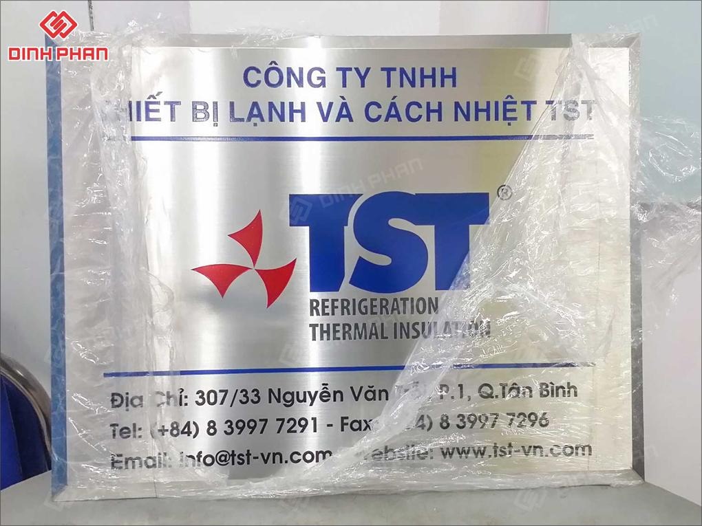 in UV inox bảng hiệu công ty