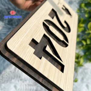 Bảng số nhà bằng gỗ đẹp, mộc mạc và sang trọng cho mặt tiền 9 bang so nha bang go 1