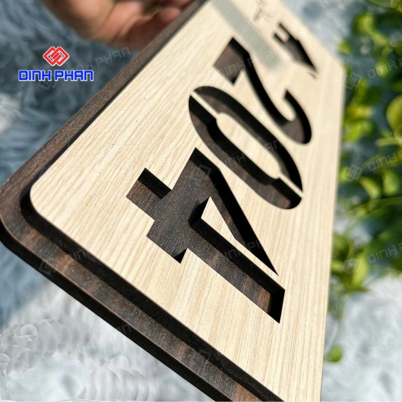 Bảng số nhà bằng gỗ đẹp, mộc mạc và sang trọng cho mặt tiền 13 bang so nha bang go 1