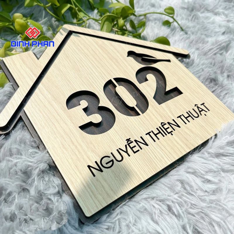 Bảng số nhà bằng gỗ đẹp, mộc mạc và sang trọng cho mặt tiền 14 bang so nha bang go 2